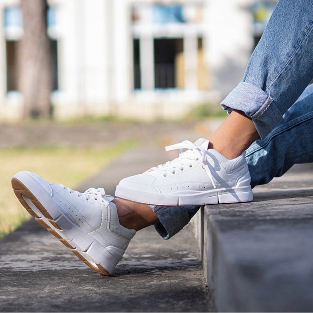 ON THE ROGER Advantage Tennis Sneaker